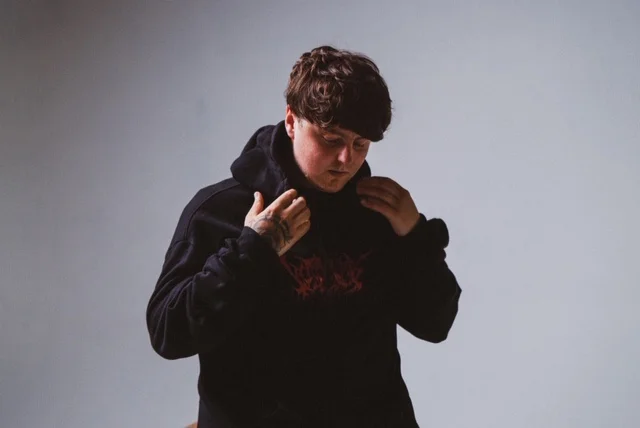 Scottish singer songwriter Aaron Smith releases his stirring new single  ‘Better Than You Loved Me’ on September 6th through Platoon
