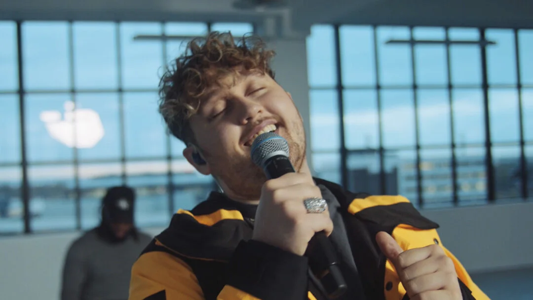 Rising British RnB artist James Vickery releases 'Turn Me On' Live From London video
