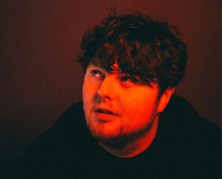 Hotly-tipped Scottish singer-songwriter Aaron Smith announces intimate new EP ‘For My Father’, due out July 31st through Platoon