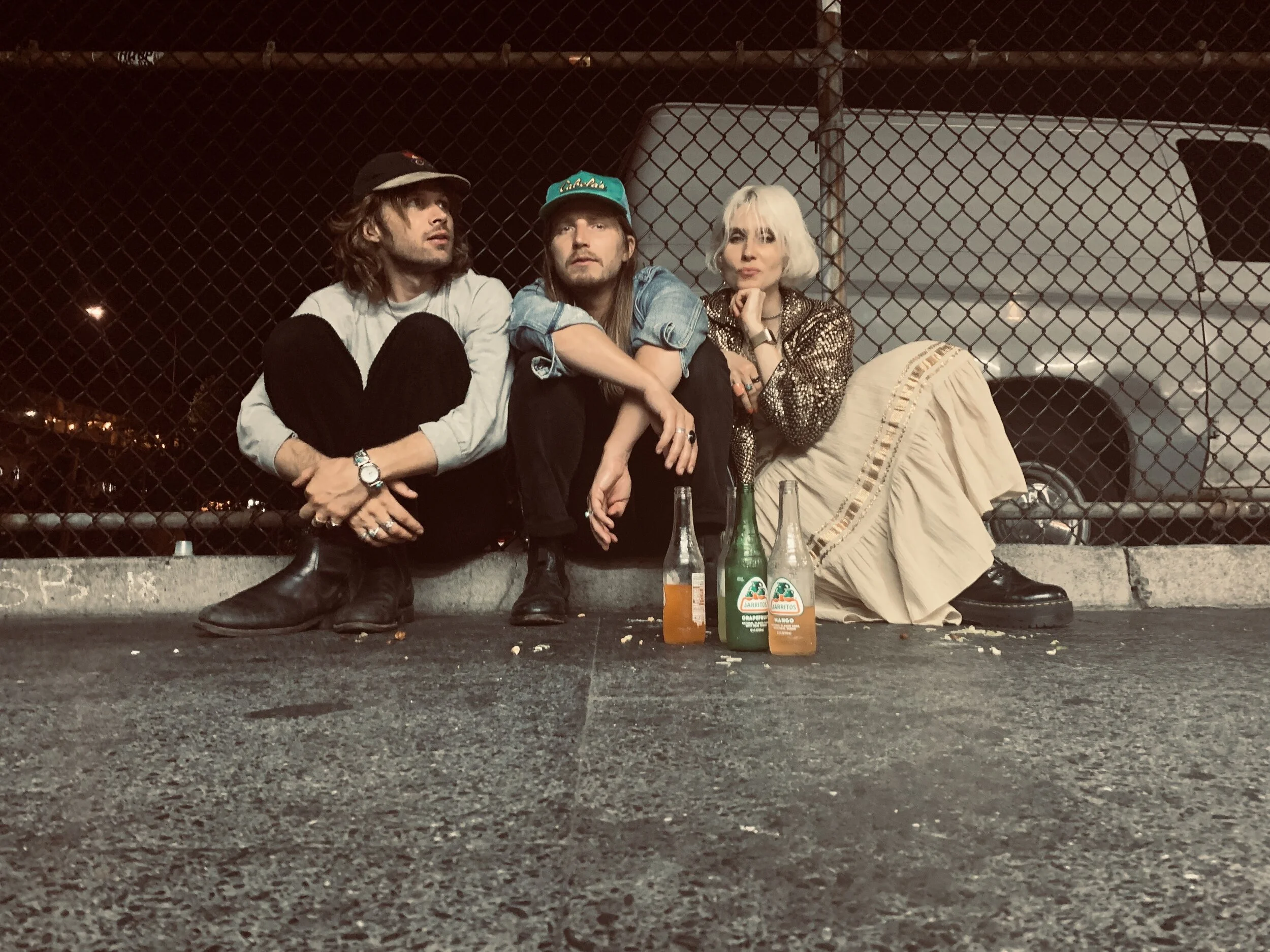 Swedish dream-pop trio ViVii share new live video for spellbinding new single ‘Rendevouz’