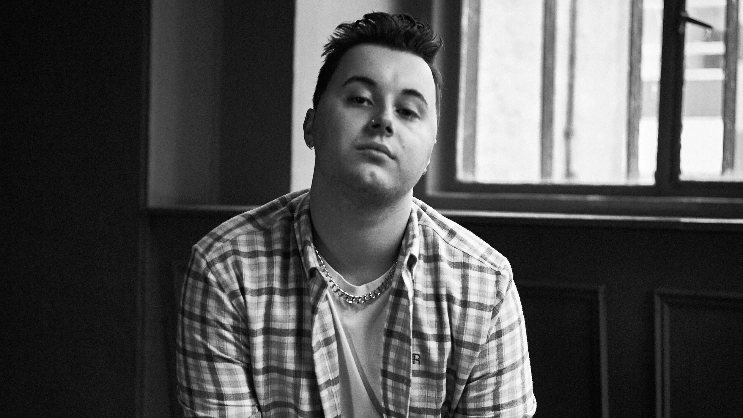 Flynn Marks previews his new EP with the sweeping new single 'Waiting For Us', out March 11th