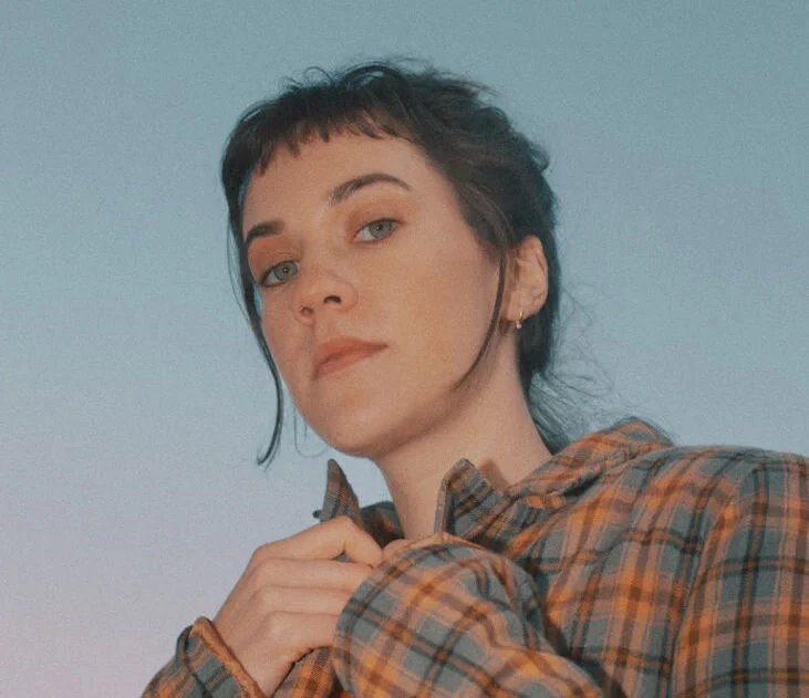 Bess Atwell shares a sweeping live rendition of her latest single 'Co-op'