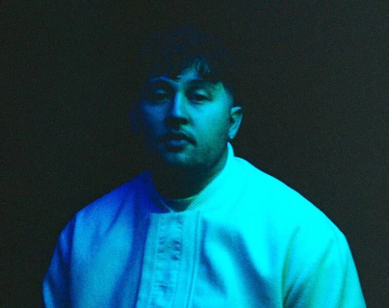 Fast-rising British RnB artist James Vickery delivers his latest single 'Hourglass', out April 14th through Th3rd Brain
