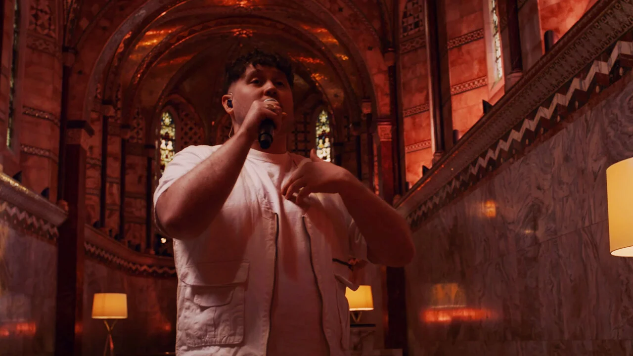 Fast-rising British RnB artist James Vickery covers Justin Bieber's 'Peaches', live at London's Fitzrovia Chapel