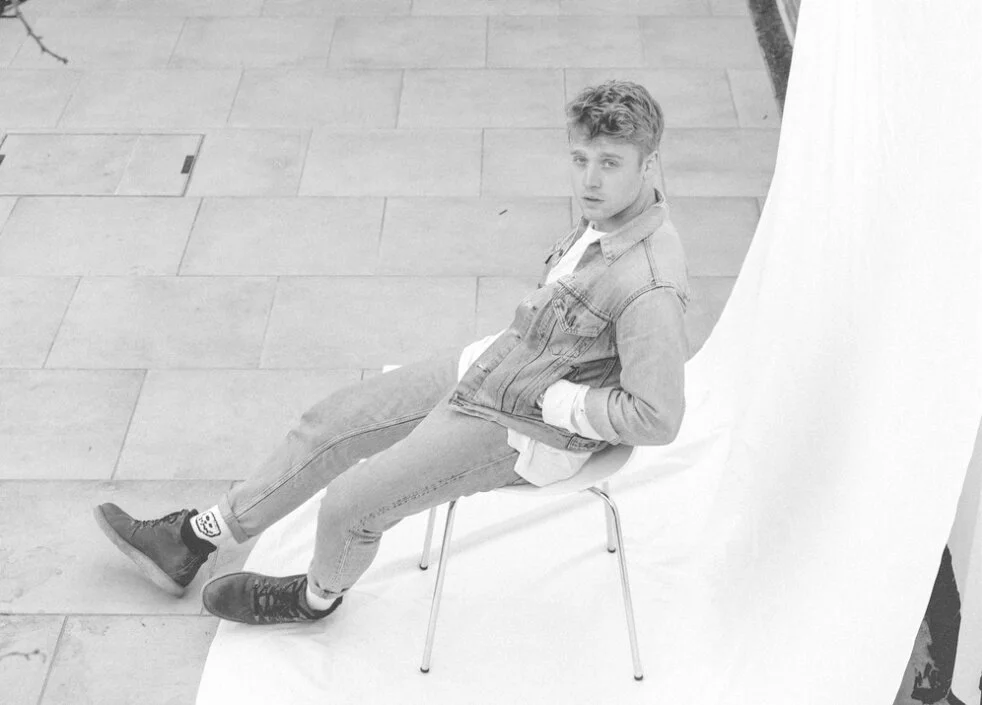 Jersey-born / Irish singer-songwriter Tadhg Daly delivers the humble new video for his latest single 'Come On Over'