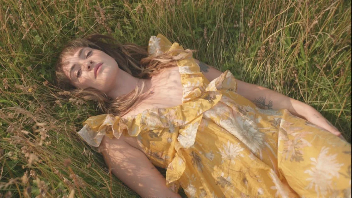 Surinamese/Dutch folk-pop singer-songwriter ńeomí shares the wistful new video for her latest single 'eyes filled with sky'