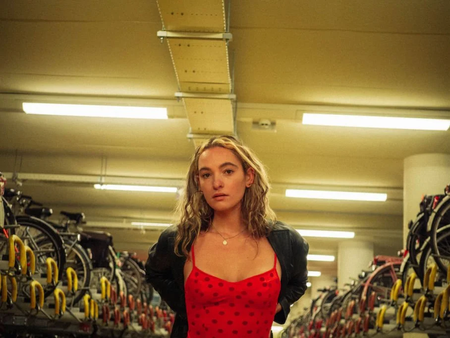 Surinamese / Dutch folk-pop singer-songwriter néomí returns with the captivating new single 'red balloon', out October 20th through PIAS