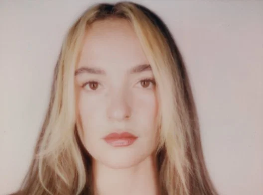 Surinamese / Dutch folk-pop singer-songwriter néomí announces her second EP 'after' due for release April 14th via [PIAS] + new single 'skipping stone'