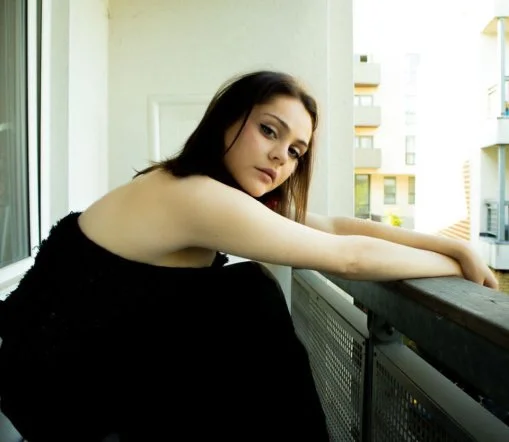 Lucy McWilliams returns with new captivating new single 'Slow Dancing'