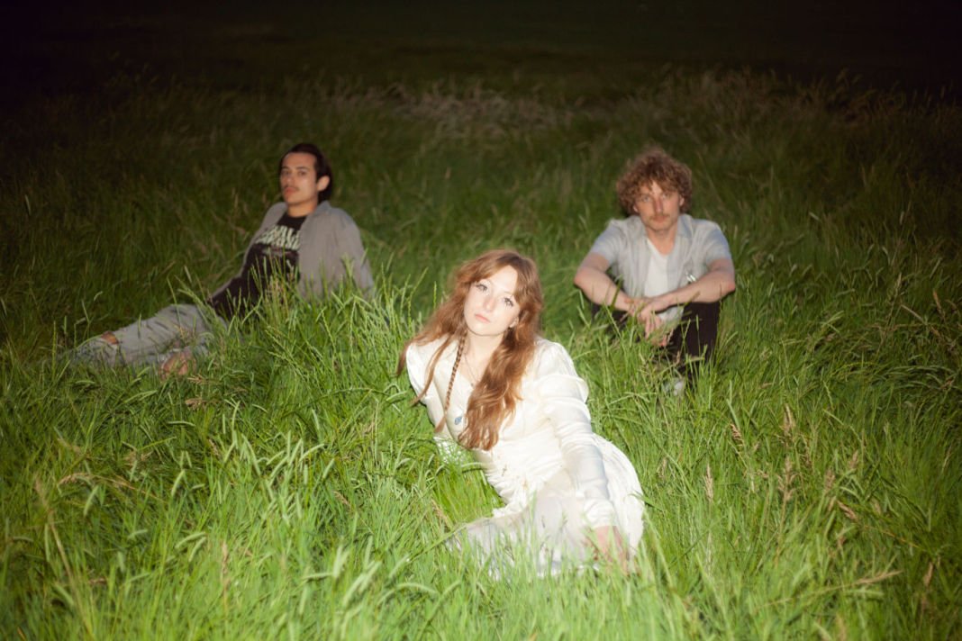 Emerging London-based US outfit Cosmorat introduce themselves with their bouncing debut single "Backseat Baby"