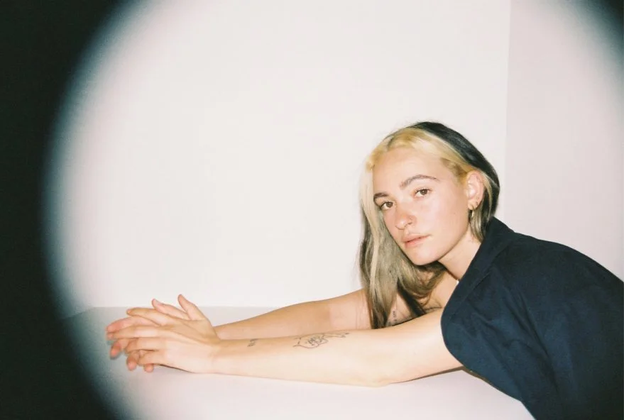 Surinamese/Dutch folk-pop singer-songwriter néomí unveils the tender new single 'garden' out now via [PIAS]