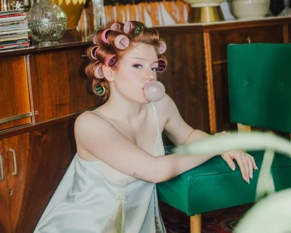 Canadian artist Housewife releases her new single "Divorce" through Submarine Cat Records