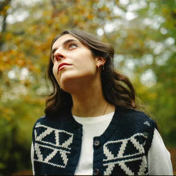 British singer and songwriter Ella Jinks announces her new EP 'The In Between' out March 7th + releases its heartfelt title track