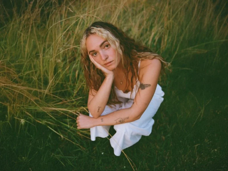 Surinamese / Dutch folk-pop singer-songwriter néomí returns with new single "Do You Want To Be Honest?" - her first release since signing to Nettwerk