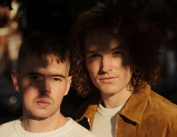 Seafret release new single "Wait" + will be joined by Dutch folk-pop artist néomí on their upcoming UK tour