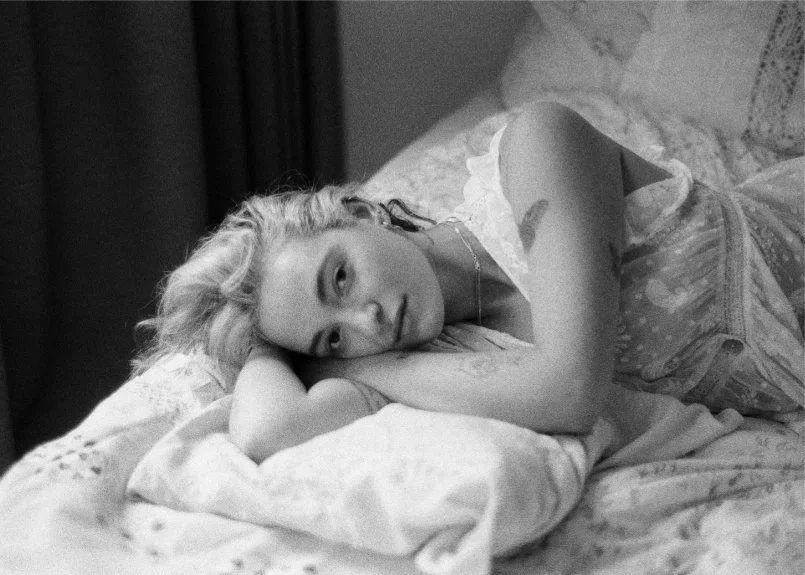 Surinamese / Dutch folk-pop singer-songwriter néomí announces new EP 'Another Year Will Pass' (out Oct 31st) + reveals the tender new single "It's Never Easy (Leaving Someone Behind)"