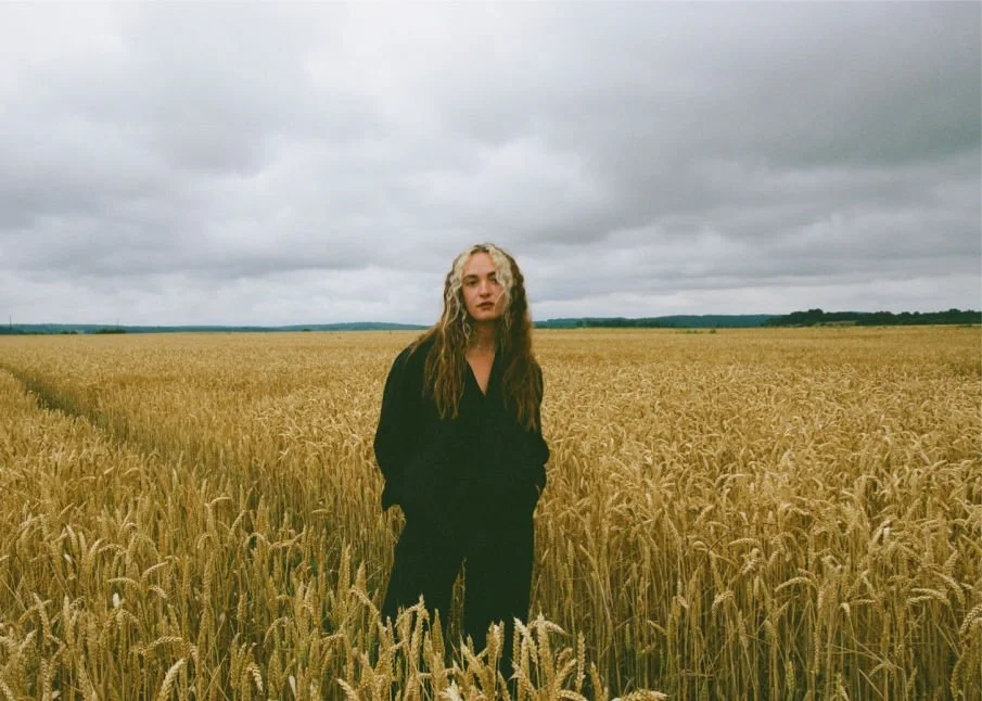 Surinamese / Dutch folk-pop singer-songwriter néomí releases her new EP 'Another Year Will Pass'