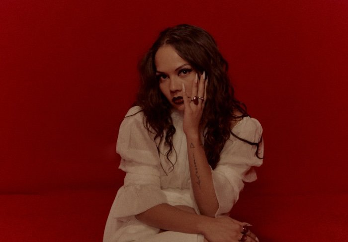 Swiss-Brazilian alt-pop artist Caroline Alves returns with her cinematic new single "Innocence"