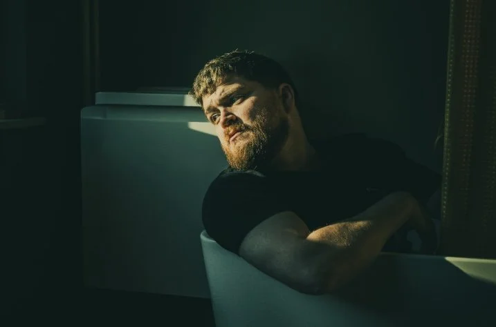 Rising Irish artist Dave Lofts returns with defiant new single "Whistling On A Bottle" out now via B-Unique Records