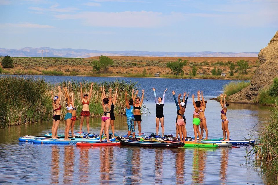What a delicious way to cool off and do SUP yoga nestled beneath Mt Garfield and the Bookcliff Mountains underneath the BEAUTIFUL Colorado blue skies! 😍🏄&zwj;♀️ Whether you are a beginner or looking to advance your SUP techniques join @supyogi at t