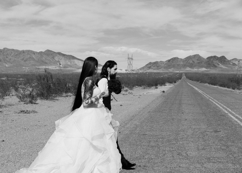 las-vegas-dry-lake-bed-wedding-photographer-elopement-ochiweddings231117 (9).jpg