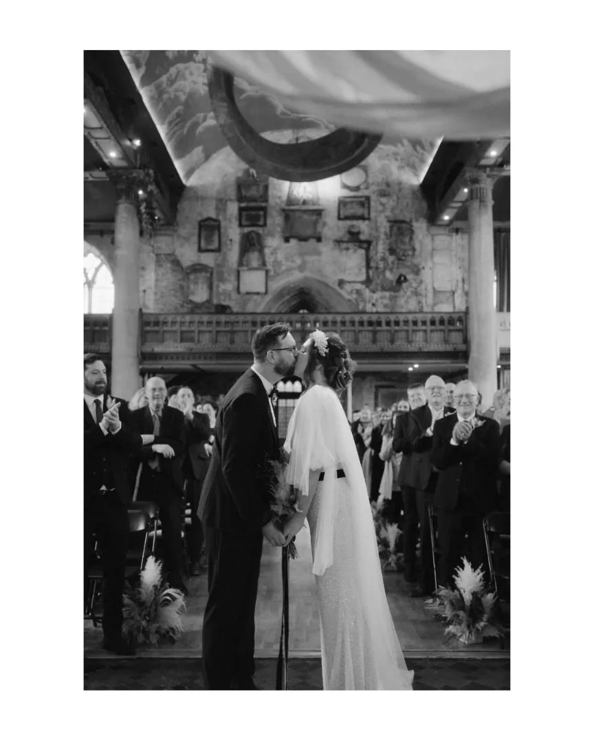 First kisses @themountwithout_events! 💘

This was a huuuuge wedding at The Mount, the second biggest they've hosted. Can't wait to share more from it! 🤩🎊

Venue: @themountwithout_events 
Stylist: @belgrayweddingsandevents
Planner: @daughterbloomwe