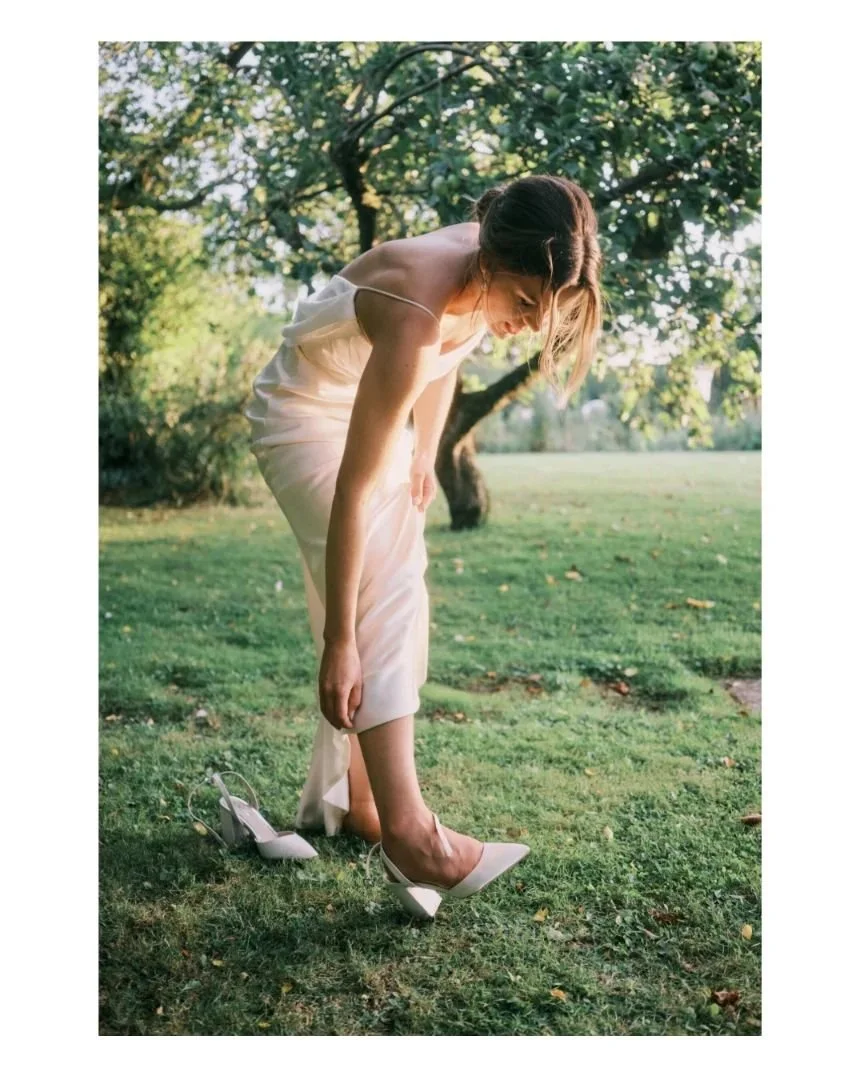 I can't relate to the feeling of taking my heels off at the end of the day, (they are not appropriate footwear for me to work in. 💅)

But I can relate to the feeling of the cool grass on a hot summer's evening. 😌🌿

Venue: @midelney_manor
Dress: @g
