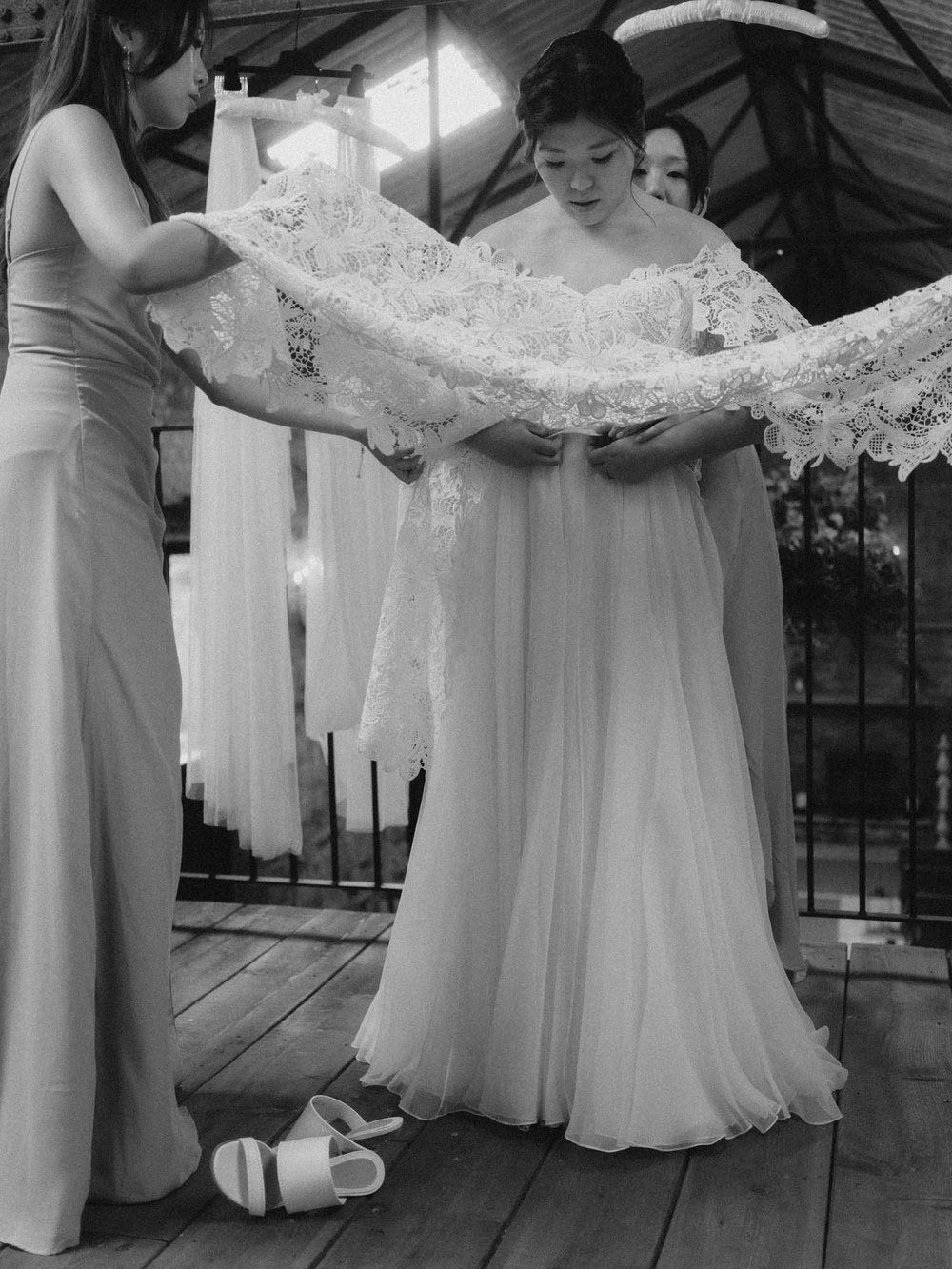 botley-hill-barn-documentary-style-wedding-photographer-Surrey-Ochi-Weddings013.jpg