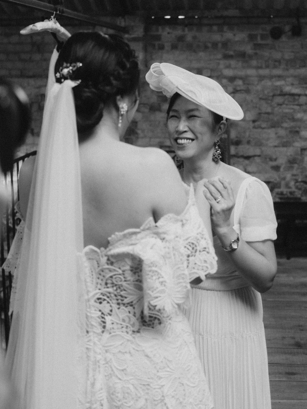 botley-hill-barn-documentary-style-wedding-photographer-Surrey-Ochi-Weddings022.jpg