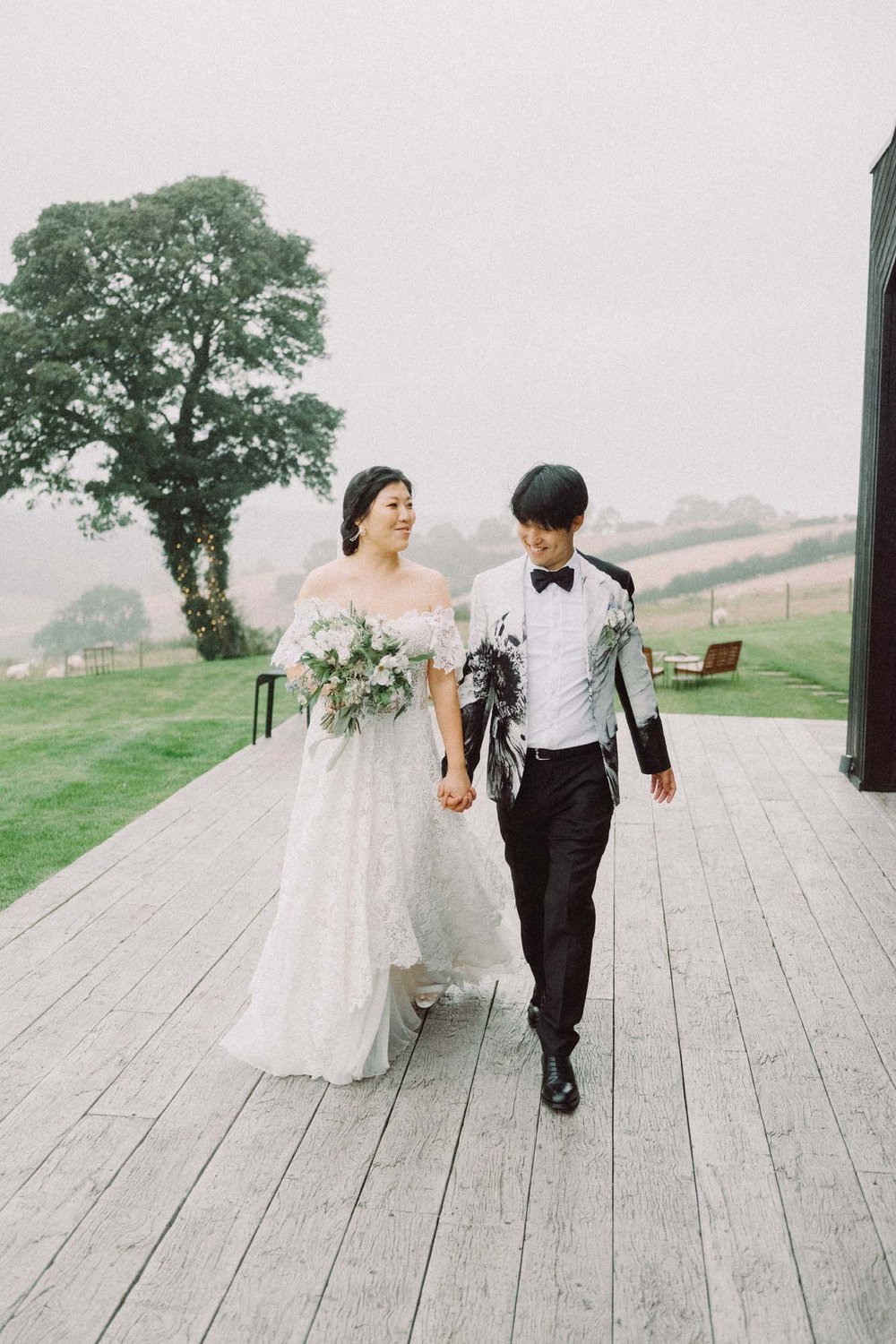 botley-hill-barn-documentary-style-wedding-photographer-Surrey-Ochi-Weddings057.jpg