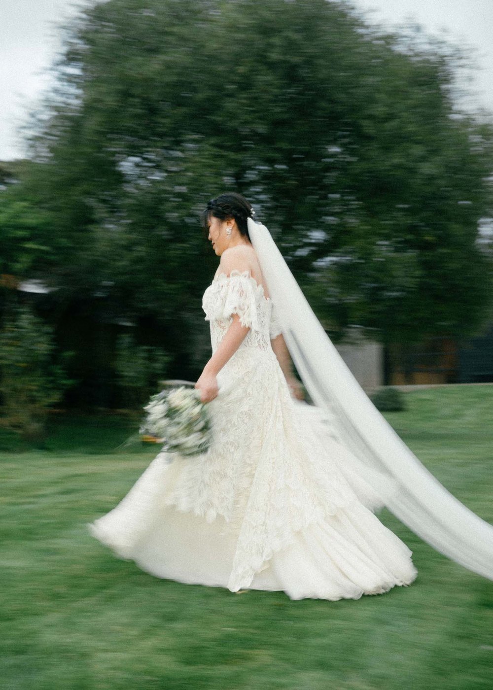 botley-hill-barn-documentary-style-wedding-photographer-Surrey-Ochi-Weddings074.jpg
