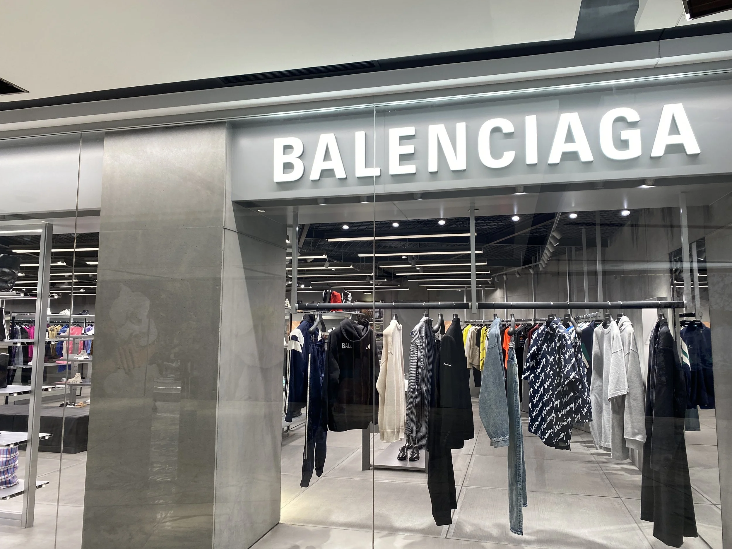 balenciaga pillar and floor