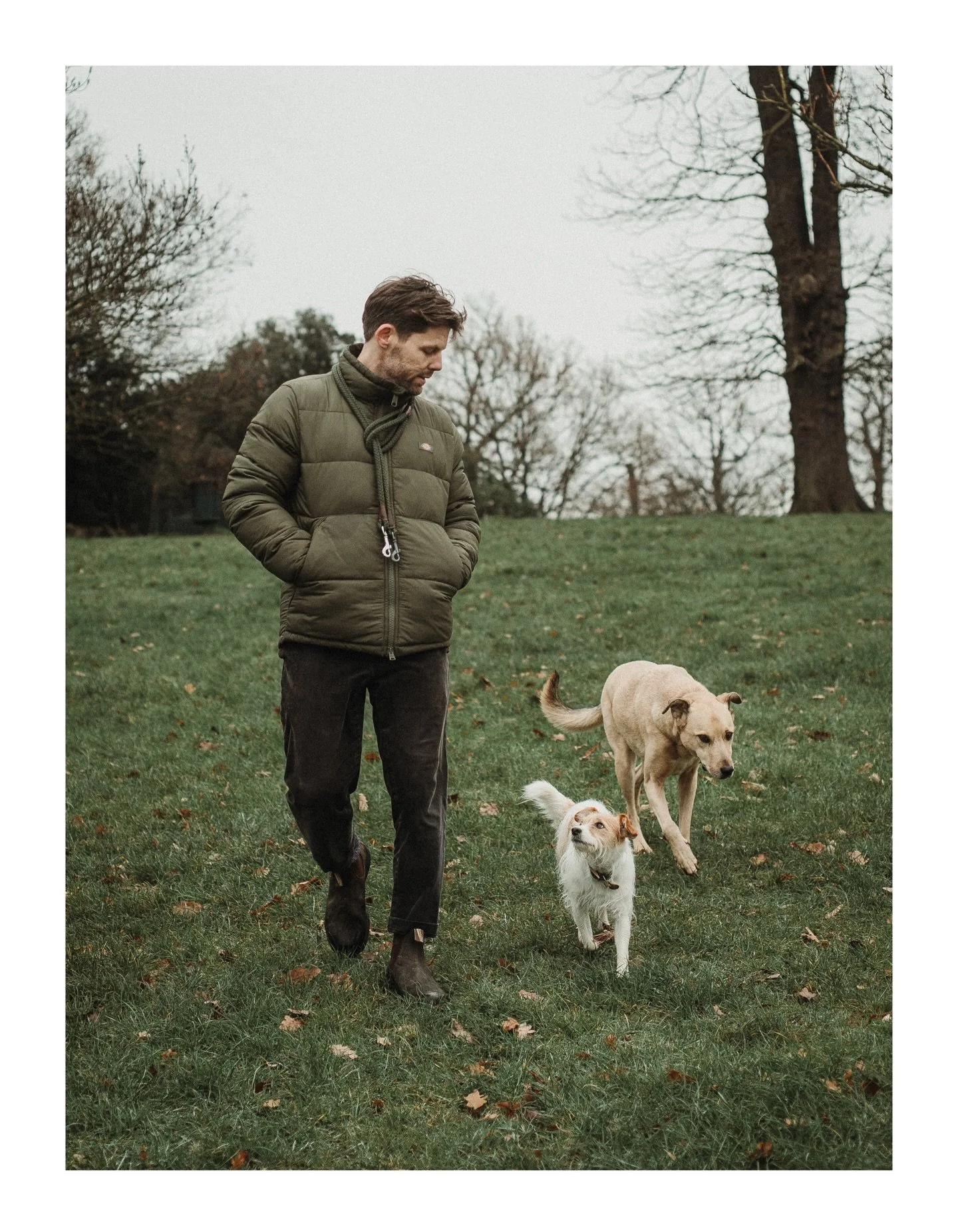 Wishing y&rsquo;all a merry Christmas from the gang et moi 🥂 

📷 @sylwia_newman