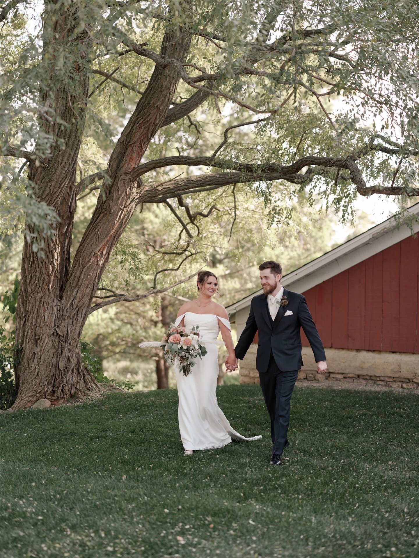 Alyssa &amp; Adam 💍. October 3, 2025 &hearts;️

Venue @thepavilionatorchardridgefarms 
Florals Cathy Danca
Bakery: @thenoblecakery 
Hair &amp; Make up @montagesalonspa 

#badamsphotography #illinoisweddingphotographer #rockfordweddingphotographer #r