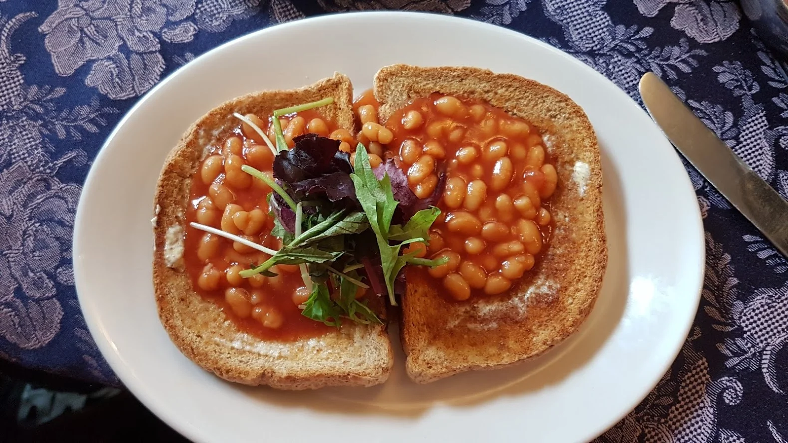 That lunch in pictures (1). Nicely presented, nice bread, great to have both dairy-free spread as well as tea with soya milk, but I could have done with more baked beans really. Yes really.