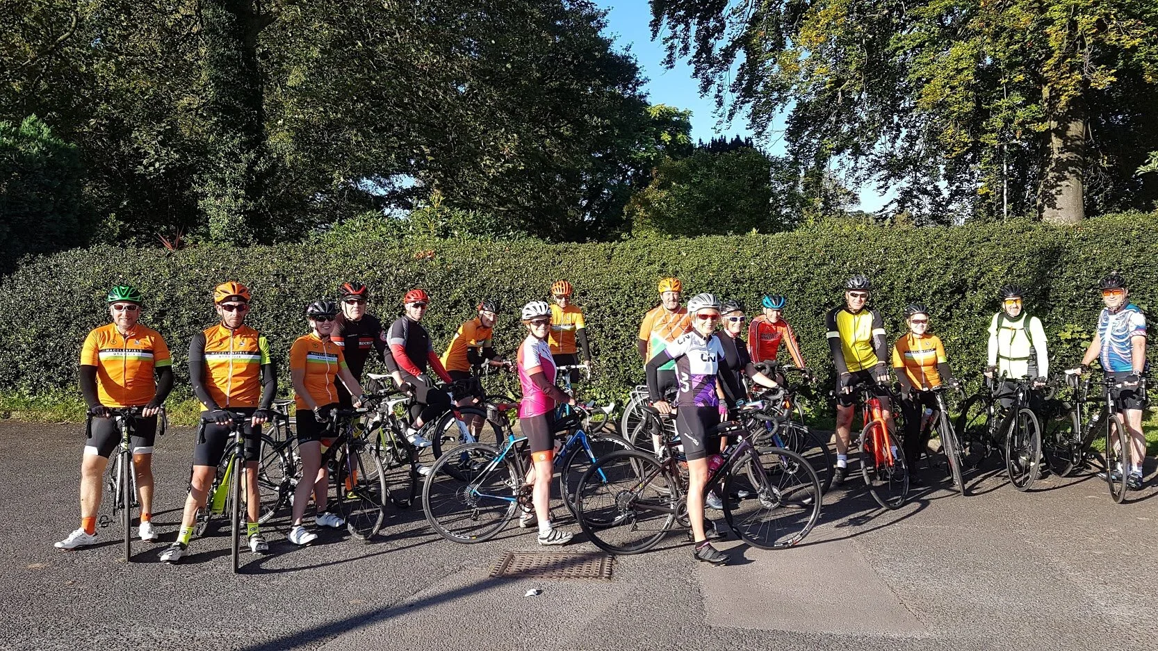 Larks and Larklings mingle in pre-ride conviviality: Stuart (welcome back Stuart), Christian, Vikki, Andrew, Simon, Steve, Rachel, Mark, Simon, Lindsay (welcome to the Lark Ride, Lindsay), Sue, Dave, Richard, Kirsten, Jim. Ian (welcome to the Wheelers, Ian).