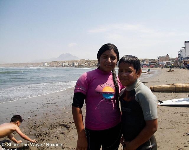 🇵🇪 abajo | Post 9 of our Summer throwback
One thing that really pleased us this year is that siblings surfed together, something that's been happening since we started our project, but this time with more girls getting involved 🏄&zwj;♀️ And what m