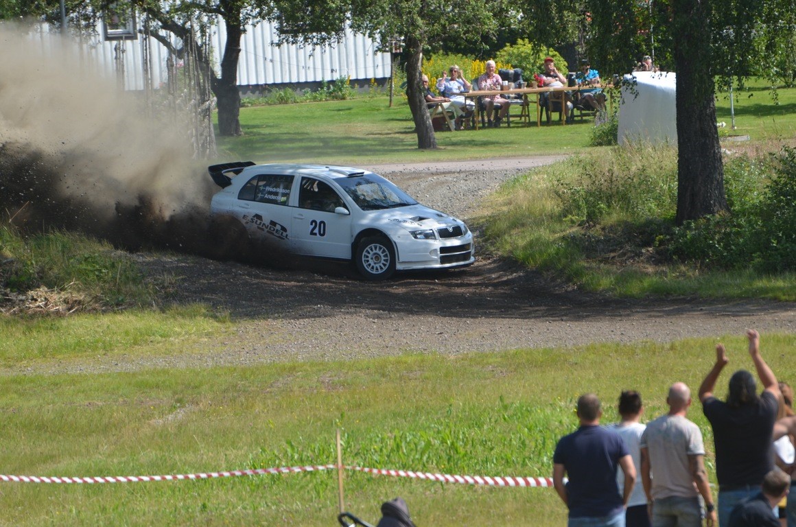 Att dubble juniorvärldsmästaren PG Andersson fortfarande har farten i kroppen visade han med skärpa i backtävlingen hemma i Årjäng. Då körde han en Skoda Fabia WRC och satte till publikens glädje backrekord. När Rally-SM fortsätter med Kolsvarundan tänker han utmana med en Ford Flesta R5. Foto: Annemo Friberg