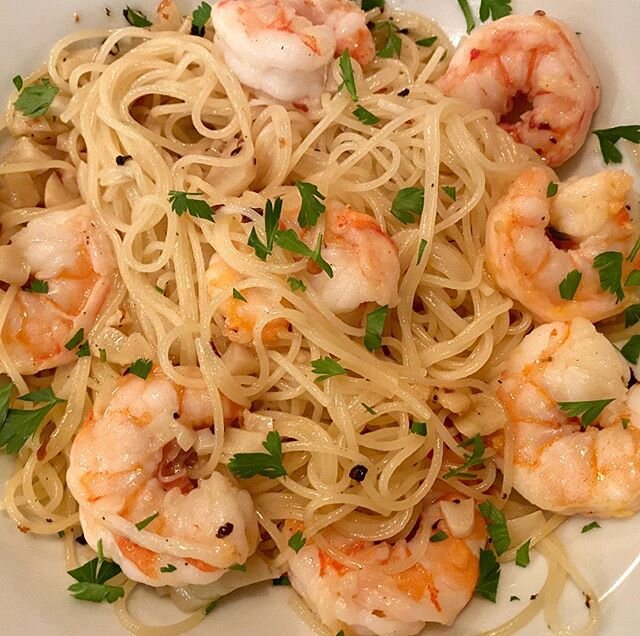 FRESH LOCAL SHRIMP at your neighborhood seafood market! And man, oh man, are they ever sweet! Perfect for a quick and easy but delectable dish, Shrimp Scampi. For sure you have some pasta tucked away in your pantry. All of these ingredients (except f