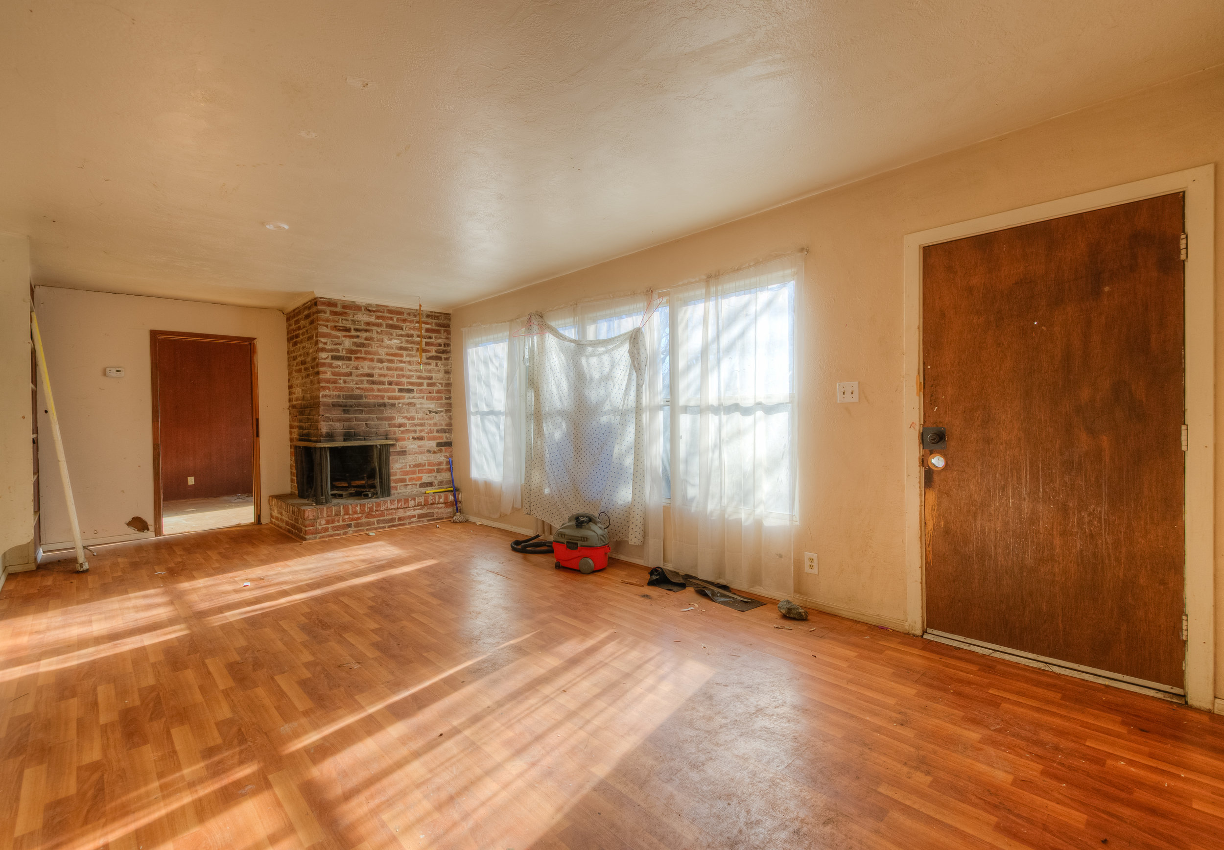 920 Neal Dow Ave 004 Living Room.jpg