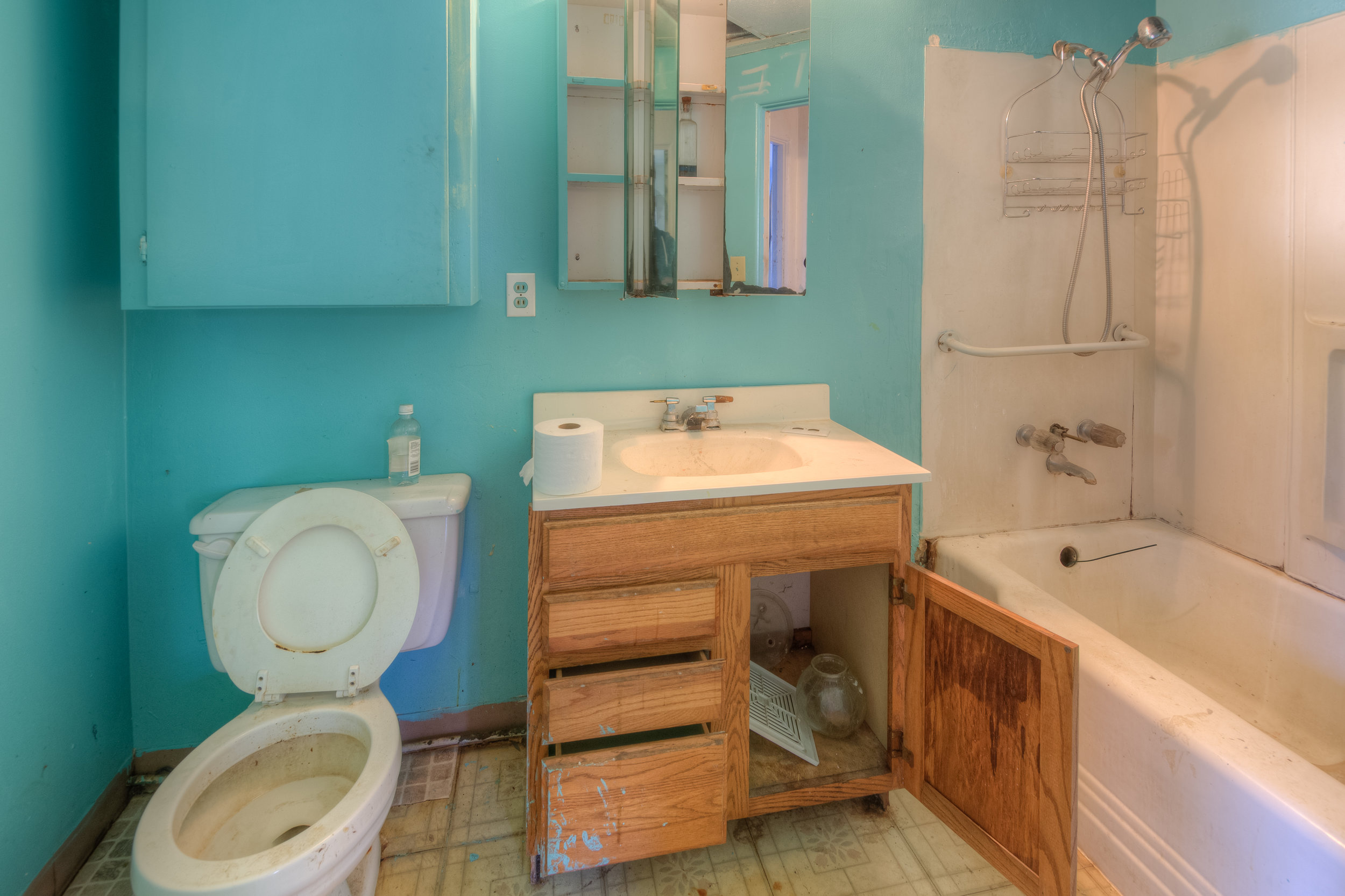 920 Neal Dow Ave 011 Bathroom 1.jpg