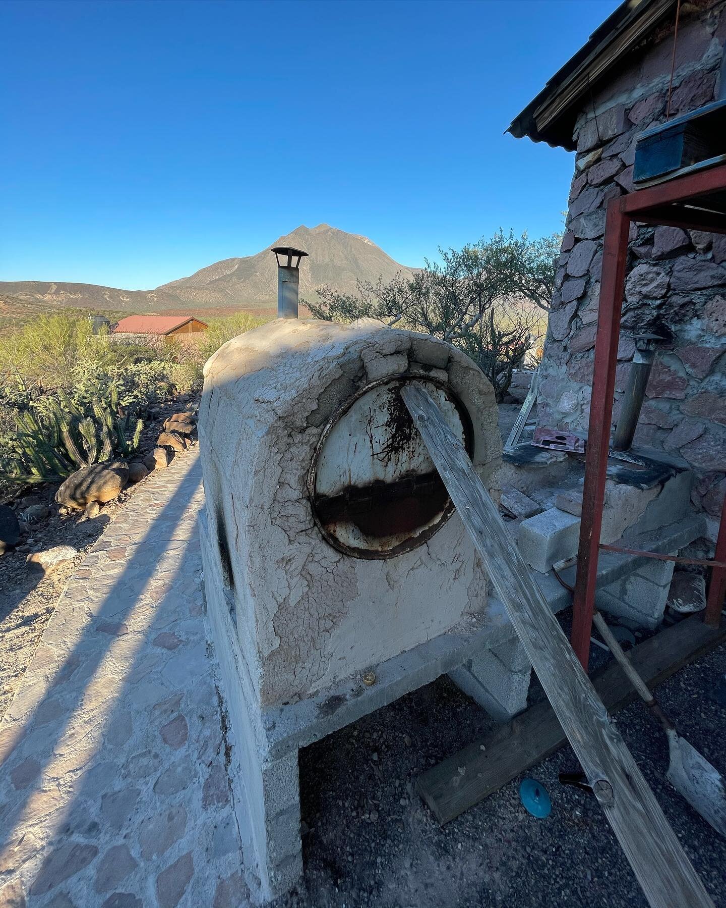 Mesquite fired pizza under a stratovolcano, yup. Can&rsquo;t wait to raid Trader Joe&rsquo;s for the next trip 🤤 

#woodfiredpizza #Baja #bajacalifornia #cookinginnature #mesquite #sonorandesert #bajacaliforniasur