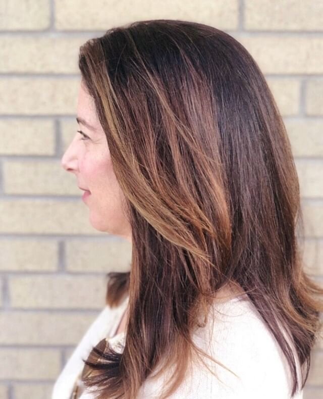 My go to color technique for low maintenance hair color in 2 hours or less. I currently can&rsquo;t do hair but it just feels good to talk about it... ⁠
Appointment #1: applied subtle highlights + rich base color + tonal gloss/conditioning treatment 