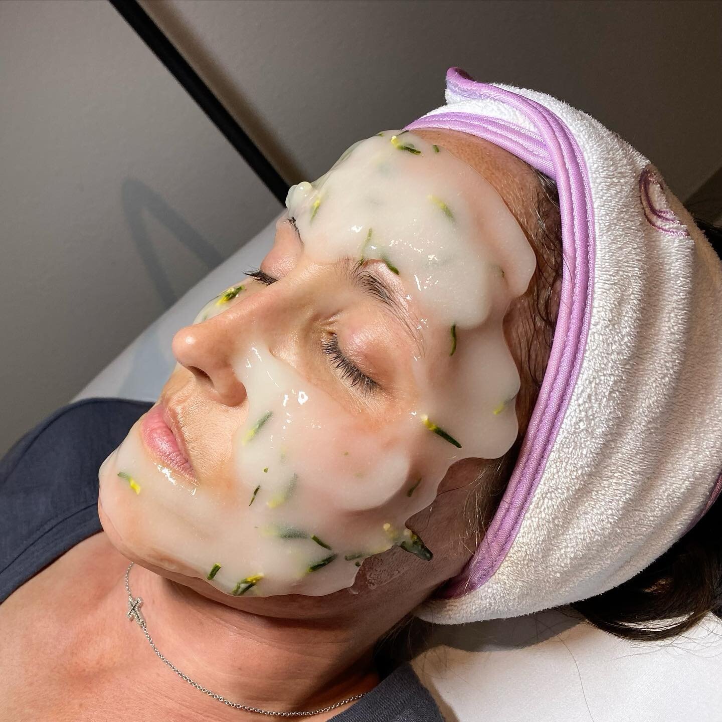 Check out one of our favorite facial add ons - HydroJelly Masks! 🧖🏼&zwj;♀️🤍 @estheticsbyabbie