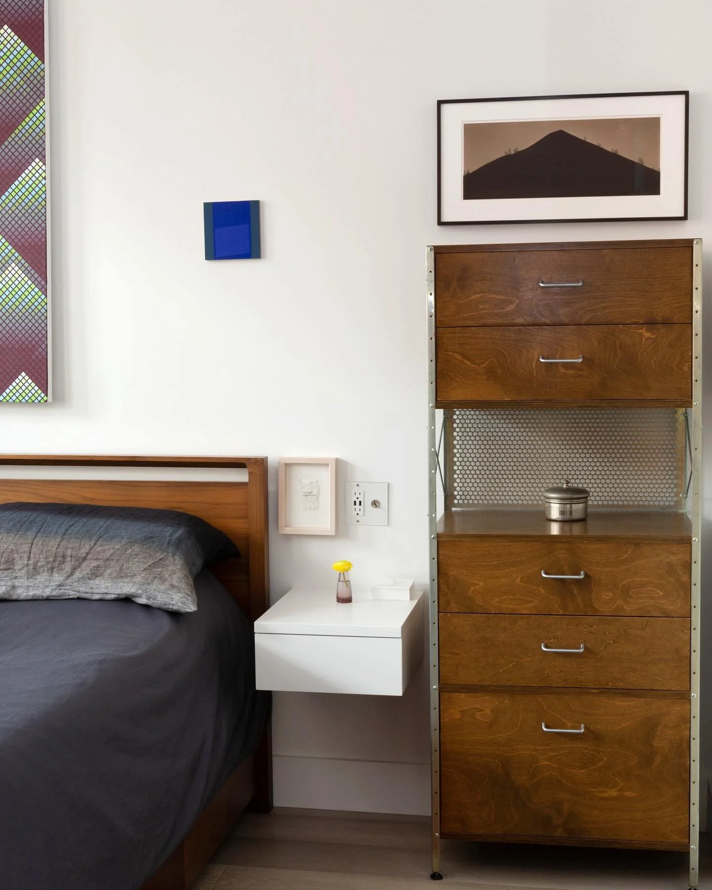 Hello little custom floating nightstand!! This is from one of our city projects where space is at a premium #customfurniture #cityliving 📸 @francine_fleischer