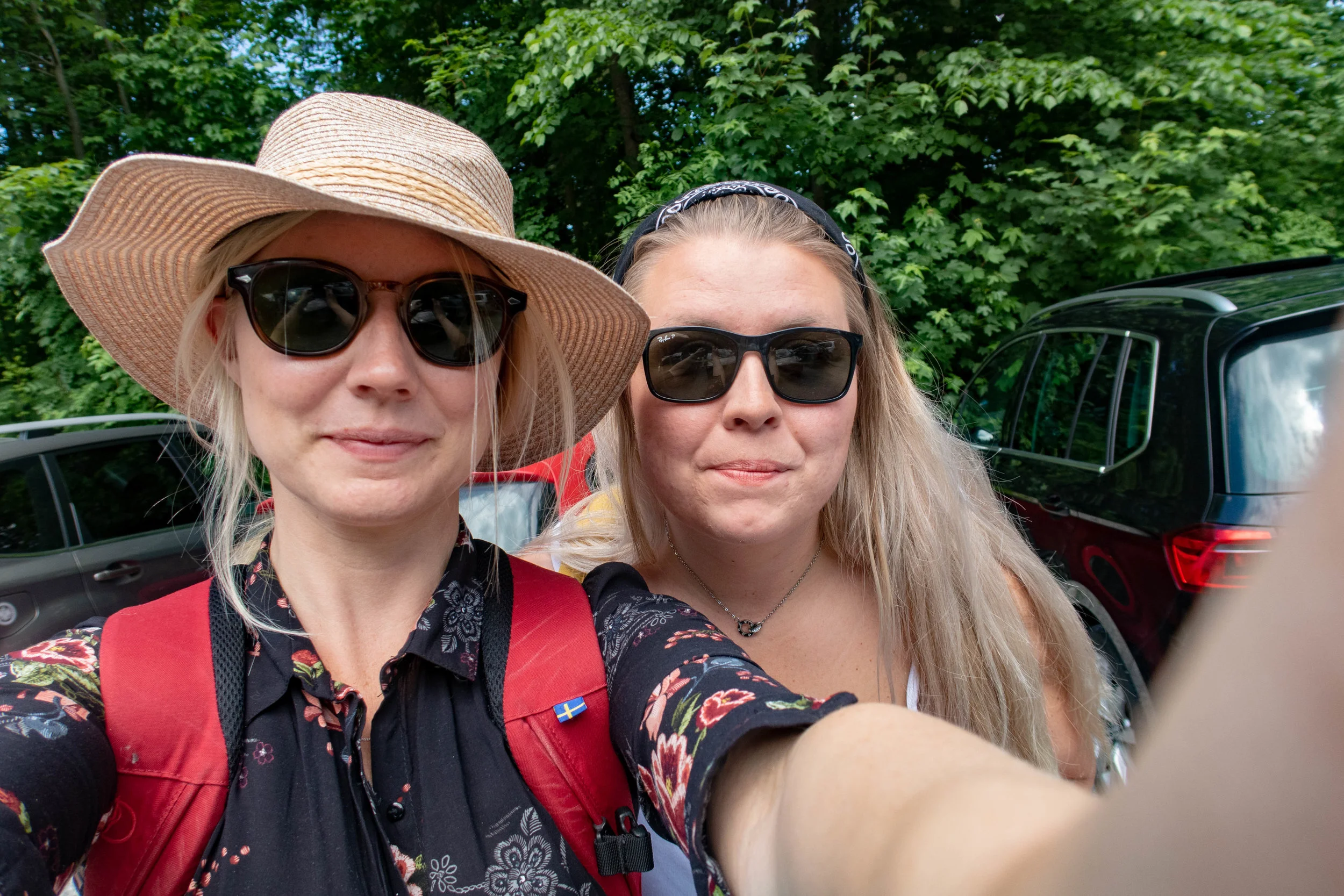 Här är vi tillsist, turistiga och redo på en parkeringsplats nära slottet. Och om ni undrar varför jag har en ryggsäck på mig så är det för att vi har picnic-mat däri.