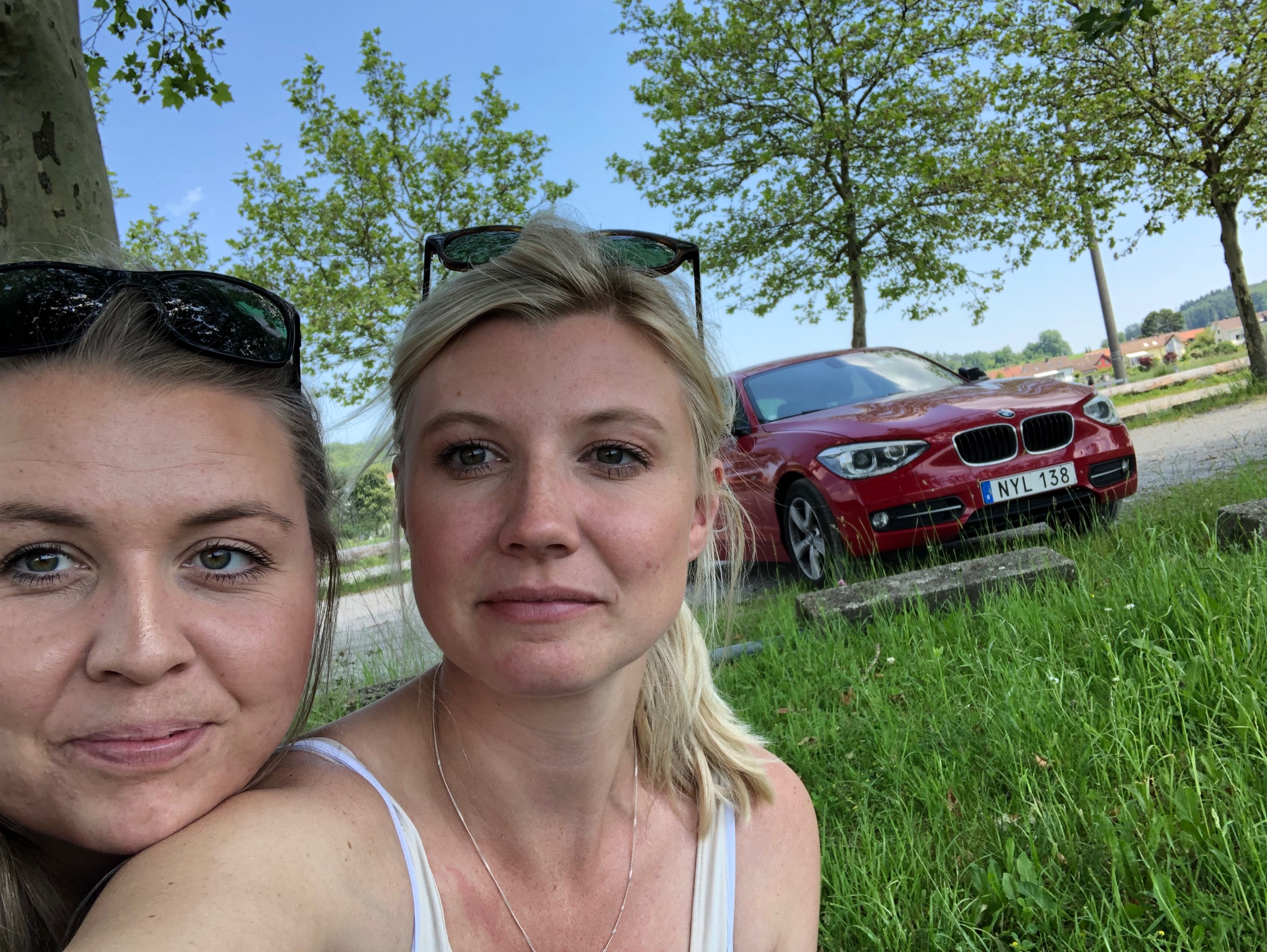 Lunchstopp i Schweiz. Kändes lite märkligt att för ett par timmar sedan swisha förbi snöklädda berg, och nu sitta på en gräsmatta här och äta picnic.