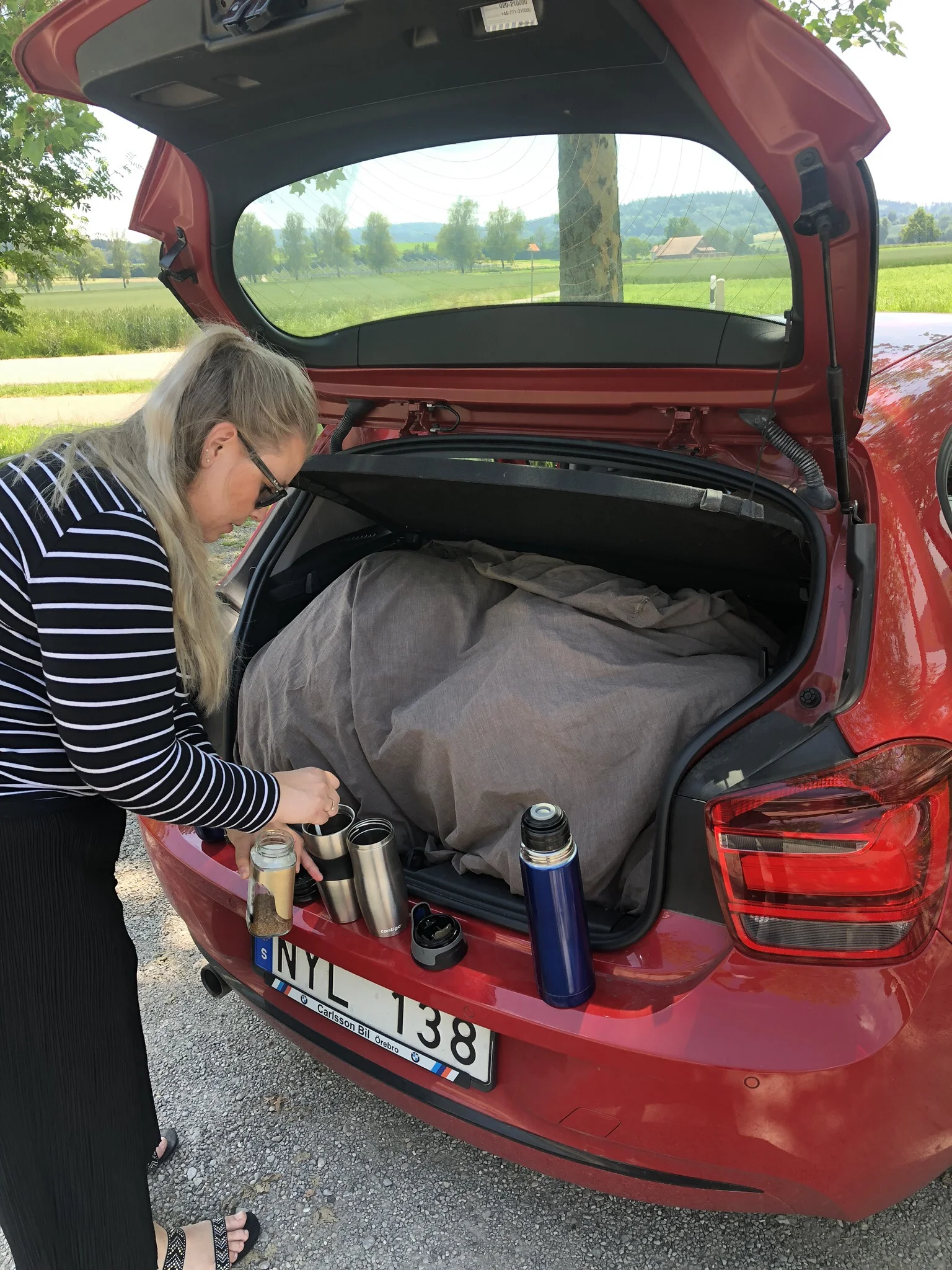 Emma förbereder kaffet efter lunchen