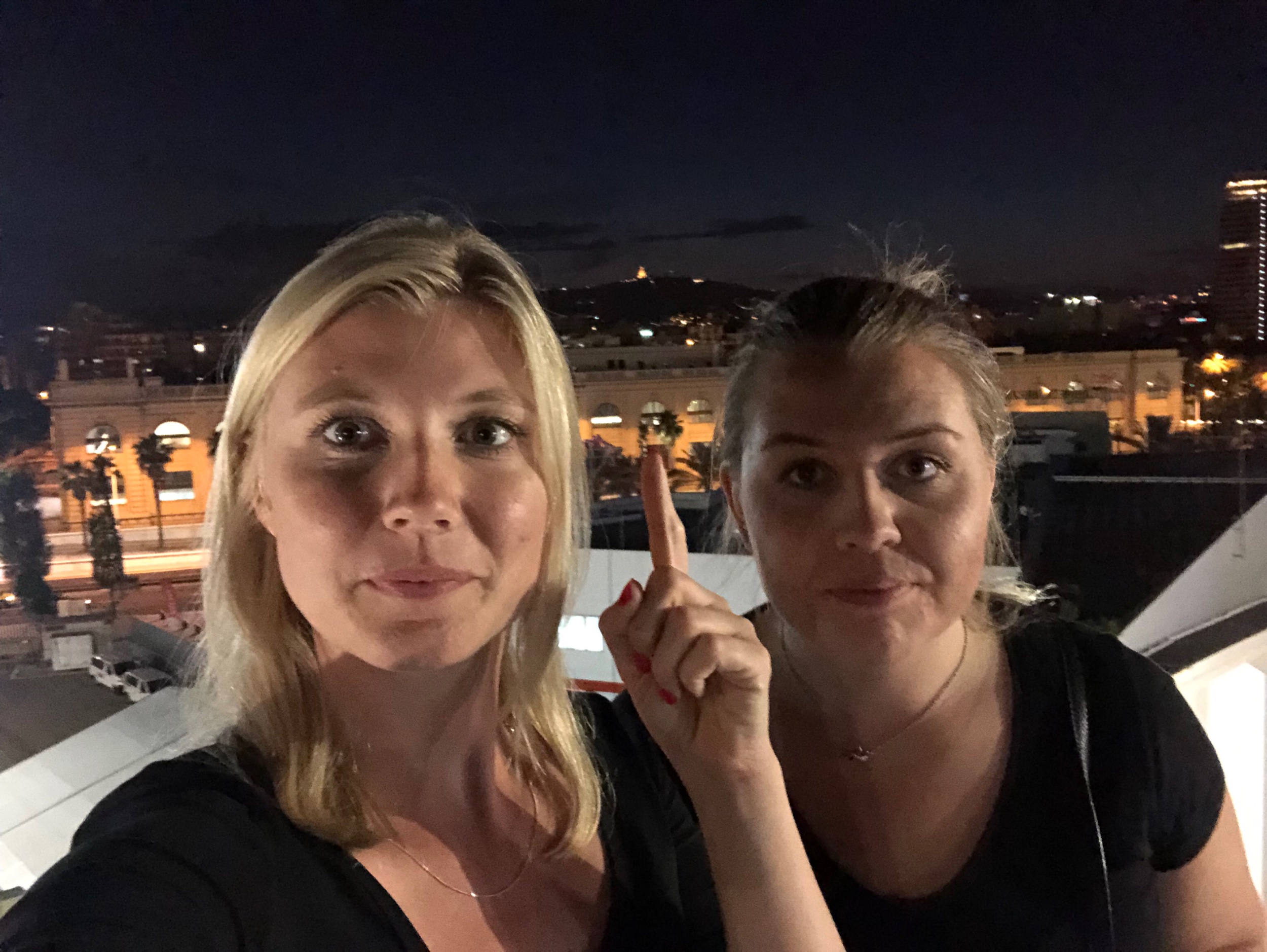 Vinkar hejdå till Barcelona och rondellen.