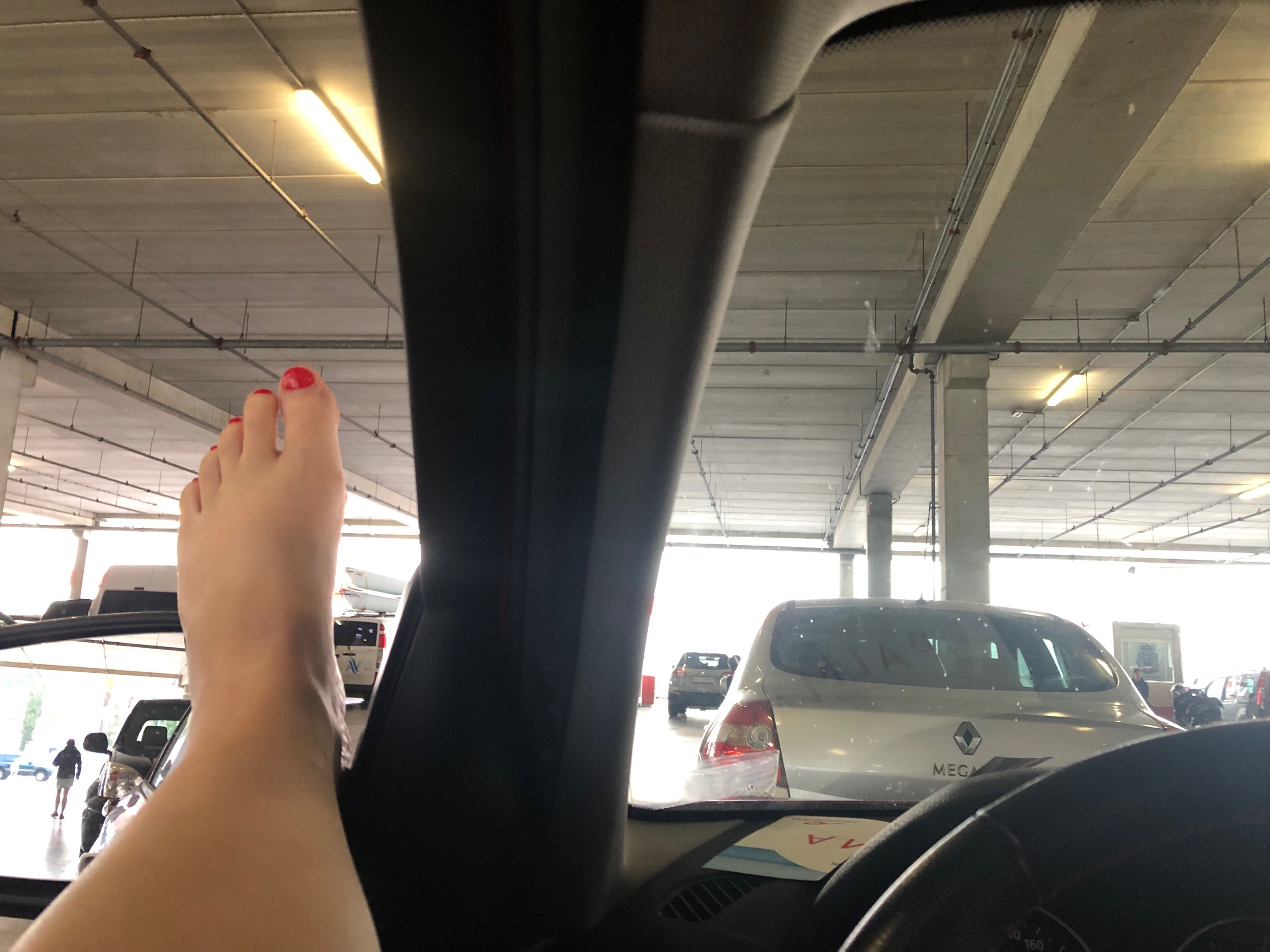 Känner mig svincool i kön ombord på färjan, tänker att inget kan vara svårt längre med bilen. Om jag bara visste vad som väntar oss nästa morgon därnere på båten.